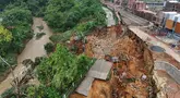 Foto udara memperlihatkan jalan yang terputusa akibat longsor di Kampung Karang Tengah, RT 02/RW 002, Kecamatan Pagedangan, Kabupaten Tangerang, Rabu (6/11/2024). (merdeka.com/Arie Basuki)