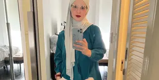 Dikenal dengan gaya glamor dan modis, penampilan istri dari presenter kondang Indra Bekti tengah disorot.