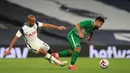 Gelandang Tottenham, Lucas Moura, berebut bola dengan gelandang Maccabi Haifa, Mohammad Abu Fani, pada laga play-off Liga Europa 2020/2021 di Tottenham Hotspur Stadium, Jumat (2/10/2020) dini hari WIB. Tottenham menang 7-2 atas Maccabi Haifa. (AFP/Adam Davy/pool)