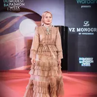 Dinda Hauw dan Rey Mbayang diketahui sedang berada di Dubai. Tak hanya sekedar liburan, rupanya Dinda Hauw mengisi acara sebagai model catwalk Dubai Modest Fashion Week. (Instagram/dazadiafashion).