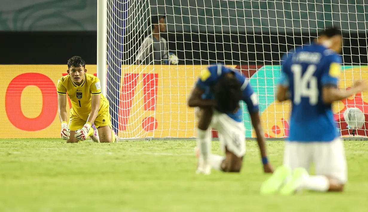 Ekspresi kiper Timnas Indonesia U-17, Ikram Algiffari setelah berakhirnya laga menghadapi Timnas Ekuador U-17 pada laga pertama Grup A Piala Dunia U-17 2023 di Stadion Gelora Bung Tomo, Surabaya, Jumat (10/11/2023). (Bola.com/Bagaskara Lazuardi)