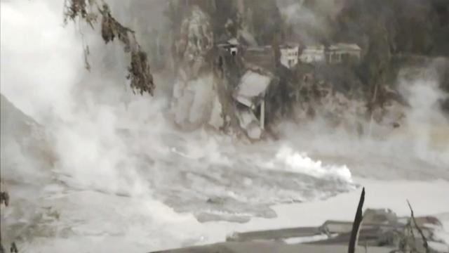 <span>Jembatan di lereng yang hancur diterjang lahar yang mengalir, terlihat pasca erupsi Gunung Semeru di Lumajang, Jawa Timur, Indonesia, Minggu (4/12/2021). Warga pun diimbau menjauhi daerah sekitar sungai yang berhulu di Gunung Semeru. (AP Photo)</span>