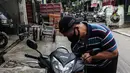 Pekerja bersiap mengantarkan ayam potong yang dipesan pembeli di tempat pemotongan saat pandemi COVID-19 di kawasan Kebayoran Lama, Jakarta, Jumat (29/1/2021). Saat ini harga ayam ras di tingkat konsumen berkisar Rp 27.000 per kilogram. (Liputan6.com/Johan Tallo)