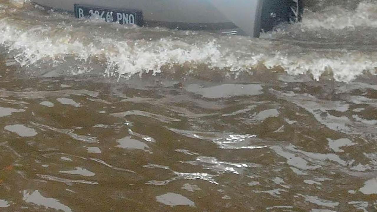 Sebuah mobil listrik menerjang banjir yang merendam Jalan Kemang Raya, Jakarta Selatan, Kamis (4/1/2024) sore.
