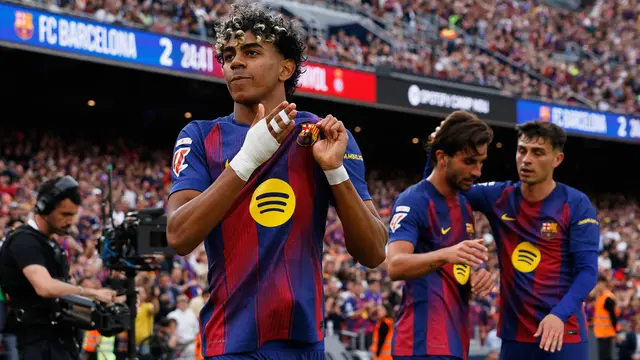 Pemain Barcelona Lamine Yamal (kiri) berselebrasi setelah Ferran Torres (tengah) mencetak gol