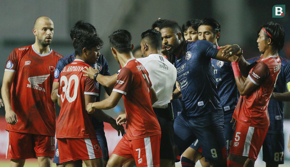 Sejumlah pemain Arema FC tampak memprotes keputusan wasit saat melawan PSM Makassar pada laga BRI Liga 1 di Stadion Pakansari, Bogor, Minggu (5/9/2021). Kedua tim bermain imbang 1-1. (Foto: Bola.com/M Iqbal Ichsan)