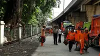 Sejumlah petugas menertibkan bangunan di Tamansari, Jakarta Barat. (Liputan6.com/Muslim AR)