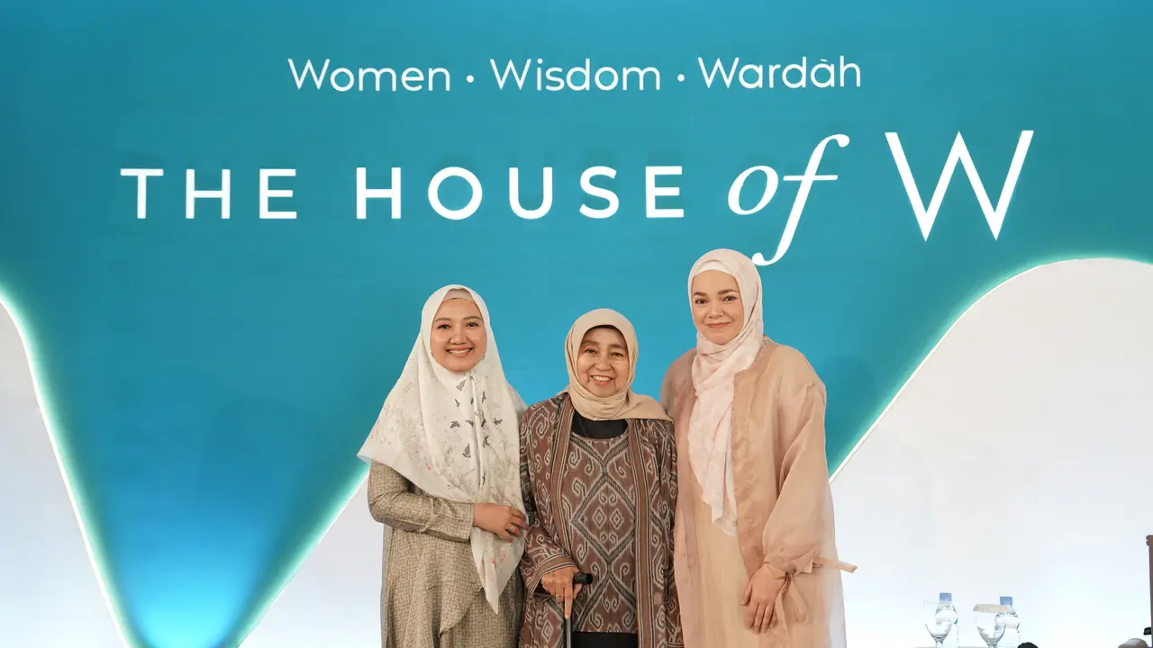 Potret Novia Sukmawaty, Nurhayati Subakat, dan Dewi Sandra di Acara Sharing Session Wardah