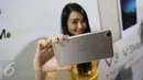 Model berselfie menggunakan smartphone Vivo yang baru saja resmi diluncurkan di Jakarta, Kamis (26/5/2016).  Produsen smartphone asal China itu  meluncurkan dua smartphone, Vivo V3 Max dan Vivo V3 di Indonesia. (Liputan6.com/Herman Zakharia)