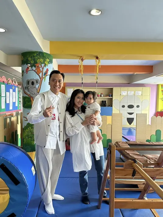 Dalam balutan nuansa putih, khaki. dan denim, gaya keluarga Aliya Rajasa begitu fashionable. [Foto: Instagram/ Foto: Ruby_26/ebyfamily]