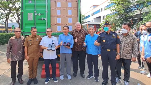 Menteri Perdagangan Zulkifli Hasan, melepas 6.700 pasang sepatu Nike yang diproduksi di PT Pratama Abadi, Tangerang Selatan (Tangsel), untuk diekspor ke Heijen, Limburg, Belanda, Selasa (13/9/2022).