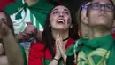 Ekspresi fans Portugal saat menati laga timnya melawan Wales lewat layar raksasa di Fans Zone Champ de Mars,  Paris, Kamis  (7/7/2016) dini hari WIB. (AFP/Geofroy Van Der Hasselt)