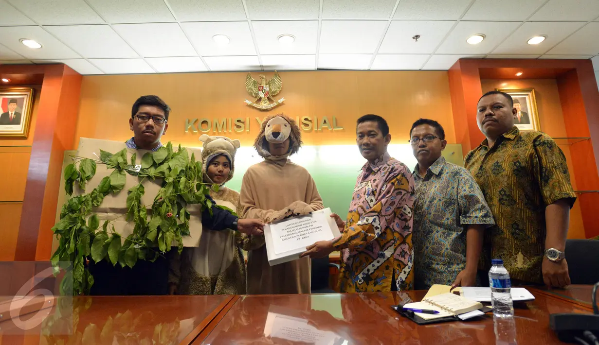 Aktivis Koalisi Anti Mafia Hutan saat bertemu dengan jajaran Komisi Yudisial (KY), Jakarta, Jumat (8/1). Mereka melakukan aksi teatrikal 'Pengaduan Penghuni Hutan'. (Liputan6/JohanTallo)