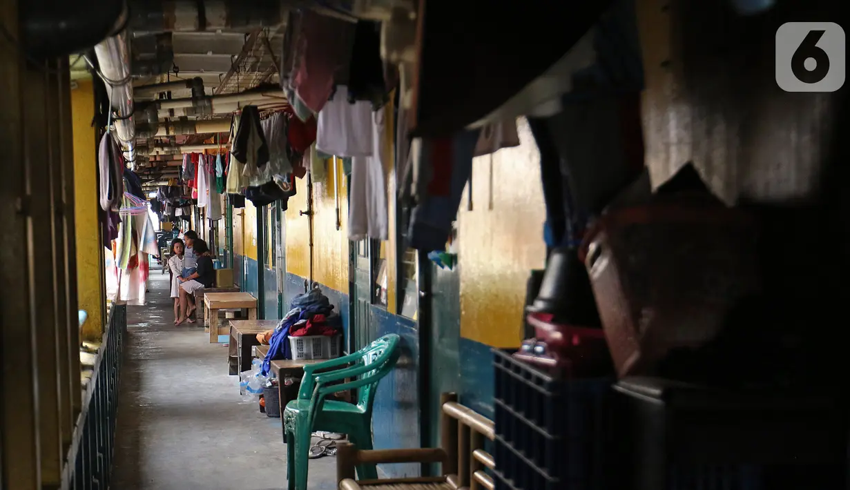 Aktivitas sebagian anak-anak di Rusun Cilincing, Jakarta Utara, Selasa (29/10/2019). Menurut keterangan  warga rusun tersebut dibangun oleh Pelindo pada tahun 1996, rusun tersebut memiliki 4 Blok dalam satu blok terdapat kurang lebih 189 KK. (Liputan6.com/Herman Zakharia)