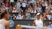 Garbine Muguruza melambaikan tangan ke penonton setelah mengalahkan Magdalena Rybarikova 6-1, 6-1, pada babak semifinal Wimbledon 2017, Kamis (13/7/2017). (AP Photo/Alastair Grant)