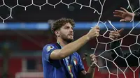 Berbeda dengan lainnya, Manuel Locatelli tampak melakukan pemotongan jaring tak seorang diri. Ia dibantu rekannya menggunting, sementara dirinya memegangi jaring yang akan menjadi bagiannya. (Foto: AP/Pool/Carl Recine)