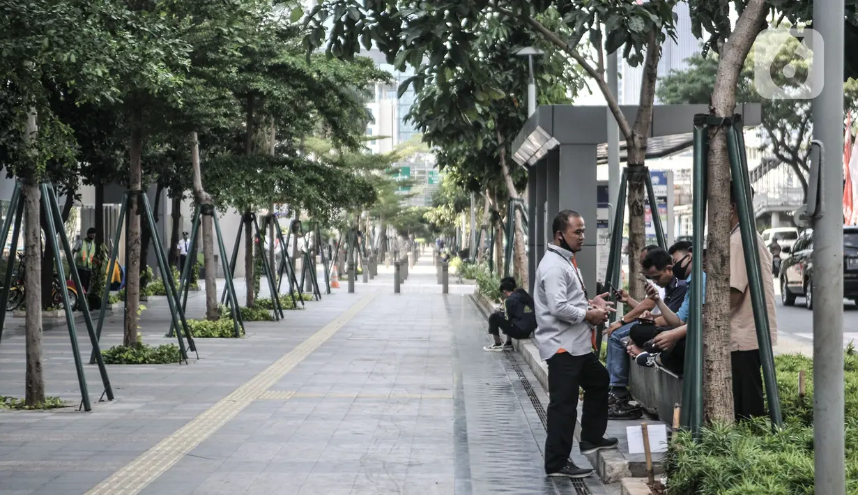 Warga tidak mengenakan masker saat beraktivitas di kawasan Sudirman, Jakarta, Selasa (1/9/2020). Jika terjadi lonjakan kasus positif Covid-19 secara signifikan maka secara otomatis akan dilanjutkan mulai 11-24 September mendatang. (merdeka.com/Iqbal S. Nugroho) (merdeka.com/Iqbal S. Nugroho)
