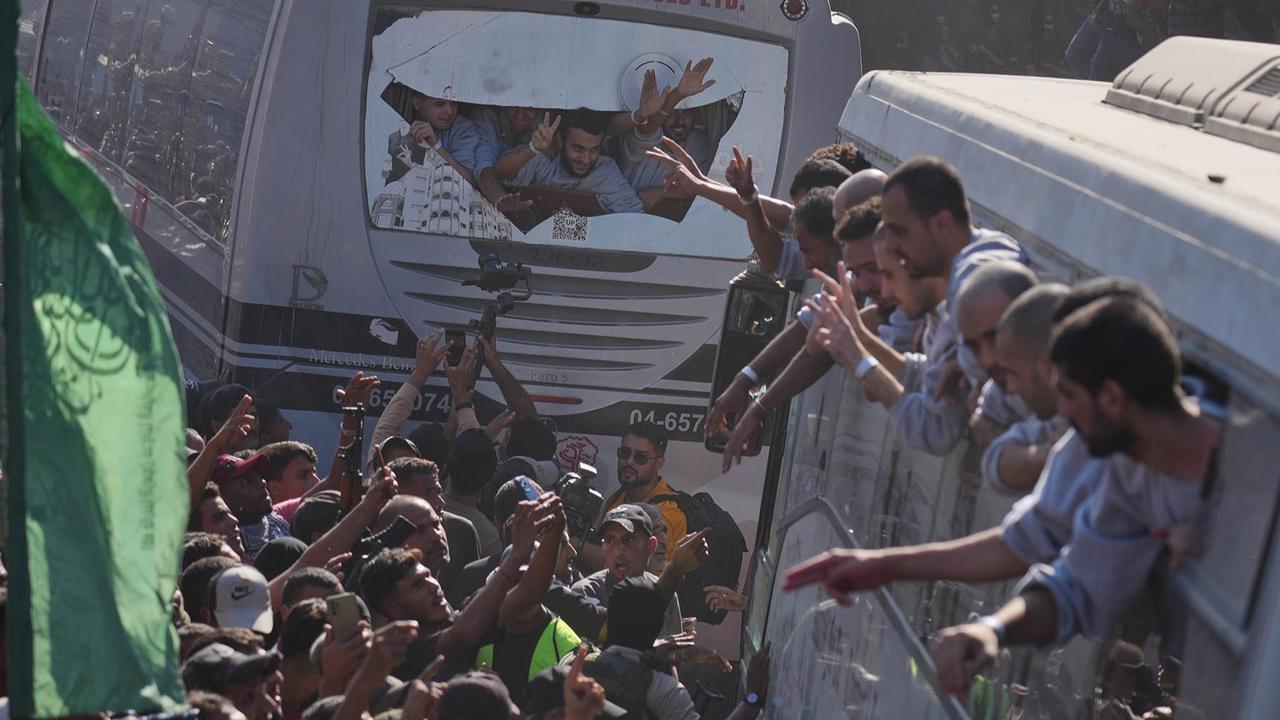 FOTO: Ribuan Tahanan Palestina Dibebaskan, Warga Gaza Sambut dengan Tangis dan Sorak Kemenangan