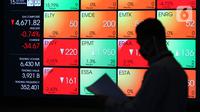 Pengunjung melintas di papan elektronik yang menampilkan pergerakan Indeks Harga Saham Gabungan (IHSG) di Bursa Efek Jakarta, Rabu (15/4/2020). Pergerakan IHSG berakhir turun tajam 1,71% atau 80,59 poin ke level 4.625,9 pada perdagangan hari ini. (Liputan6.com/Johan Tallo)