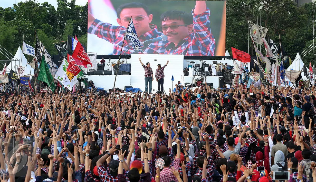Ribuan pendukung dan simpatisan memberikan salam 2 jari kepada pasangan Cagub dan Cawagub Nomor Urut 2 Ahok-Djarot saat "Konser Gue 2" di "ex golf driving range" Senayan, Jakarta, (4/2). (Liputan6/JohanTallo)