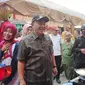 Wali Kota Depok, Mohammad Idris saat mengunjungi pasar tumpah malam takbiran di Jalan Naming Bothin, Pancoran Mas, Depok. (Liputan6.com/Dicky Agung Prihanto)