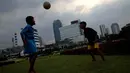 Dua anak menunjukkan aksinya bermain bola di Tugu Tani, Jakarta, Jumat (2/10/2015). Pemprov DKI Jakarta akan menambah ruang publik terpadu ramah anak (RPTRA) sebanyak 150 lokasi dengan menggunakan dana dari program CSR. (Liputan6.com/Faizal Fanani)