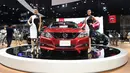 Dua model berpose di samping mobil Nissan Teana 2019 selama Thailand International Motor Expo di Bangkok (29/11). Thailand International Motor Expo bertema “Enjoy Driving! Before Driverless Era”.  (AFP Photo/Lillian Suwanrumpha)