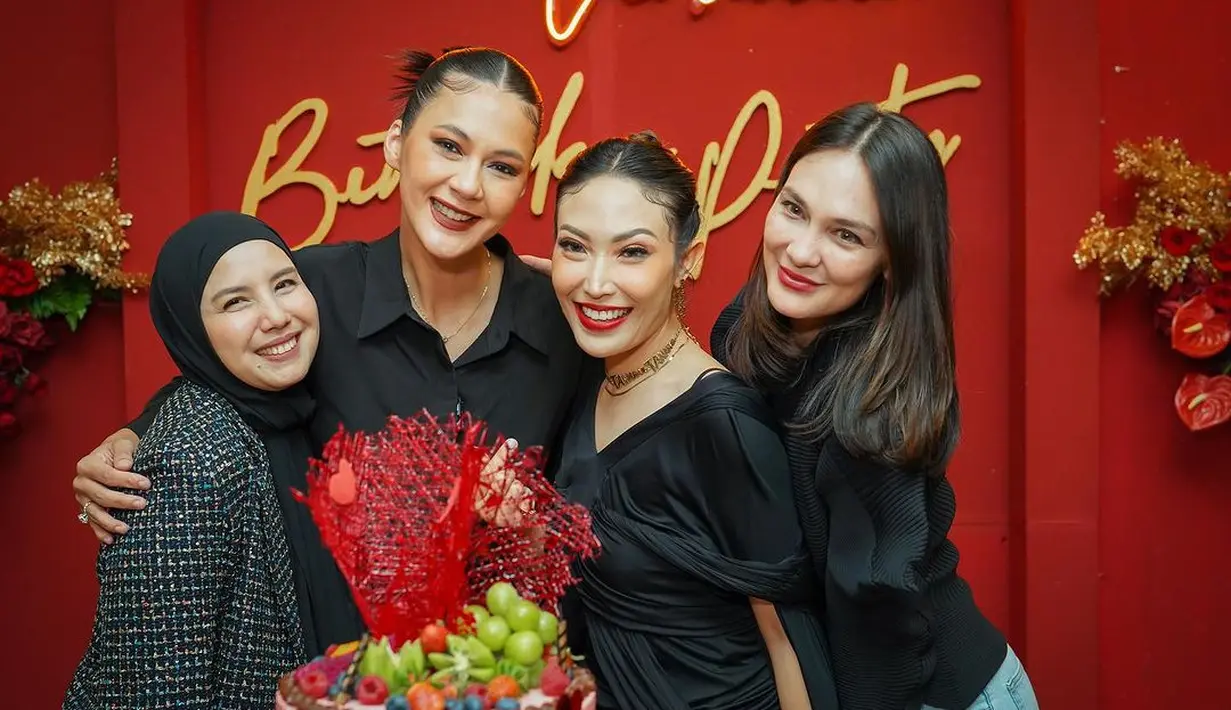 Terlihat elegan, Ayu Dewi padukan wrapped top dengan celana batik [@paula_verhoeven]