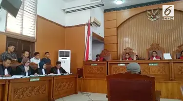 Aman Abdurrahman dituntut hukuman mati oleh jaksa penuntut umum. Ia dinilai terbukti melakukan tindak pidana terorisme dan terlibat dalam sejumlah pengeboman di Indonesia.