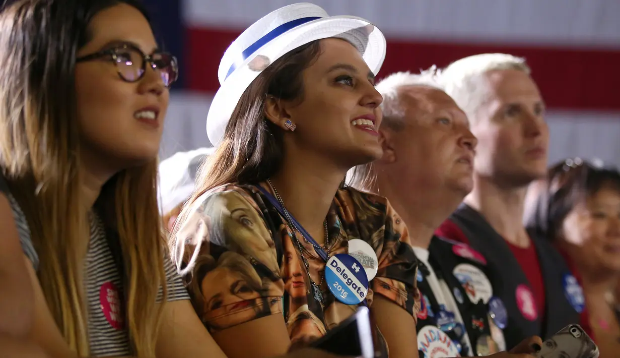 Para pendukung Hillary Clinton pada saat mengahadiri kampanye calon presiden AS dari partai Demokrat Hillary Clinton di Las Las Vegas, Nevada, AS (12/10). Terlihat pendukung perempuan menggunakan kaos yang bergambar Hillary (Reuters/Lucy Nicholson)