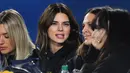 Model Kendall Jenner (kedua kiri) bersama teman-temannya saat menyaksikan pertandingan Los Angeles Rams dan Baltimore Ravens di Los Angeles Memorial Coliseum di Los Angeles, California (25/11/2019). (Jayne Kamin-Oncea/Getty Images/AFP)
