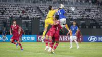 Kiper Timnas Indonesia U-17, Ikram Algiffari berusaha menghalau bola dari ancaman pemain Timnas Ekuador U-17, Allen Obando pada laga pertama Grup A Piala Dunia U-17 di Stadion Gelora Bung Tomo, Surabaya, Jumat (10/11/2023) malam WIB. (Bola.com/Bagaskara Lazuardi)