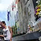 Dua warga negara asing mengunjungi  Monumen Ground Zero memperingati Tragedi Bom Bali I yang ke 14, Kuta, Bali (12/10). Peristiwa tersebut diperingati oleh para kerabat korban dengan acara berdoa dan peletakan karangan bunga. (AFP Photo/ Sonny Tumbelaka)