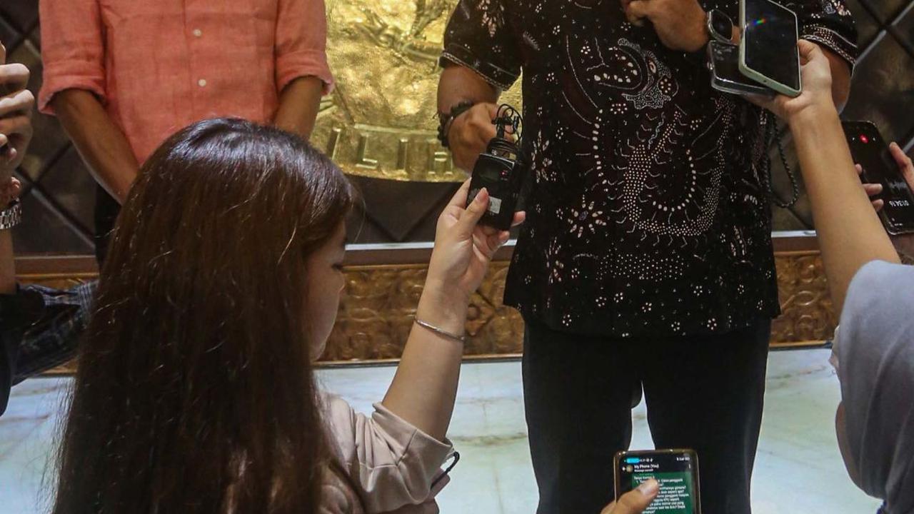 "Tentu bukan hal yang mudah, tapi harus kita hadapi secara bersama-sama, sebagaimana teman-teman Bapak Ibu sekalian tahu, selama ini roda organisasi di KPU berjalan sangat kompak dan insya Allah pasca rapat atau pertemuan pleno tadi," ujarnya.&nbsp;Foto: 