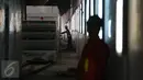 Seorang pekerja berada di proyek MRT Patung Pemuda Senayan, Jakarta, Kamis (8/10). Presiden Jokowi didampingi Gubernur DKI Basuki Tjahaja Purnama kembali meninjau proses pengeboran proyek terowongan MRT. (Liputan6.com/Faizal Fanani)