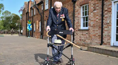 Veteran Perang Dunia II Kapten Tom Moore (99) berjalan di kebunnya di Marston Moretaine, London, 16 April 2020. Moore mengumpulkan donasi lebih dari 16 juta dolar untuk National Health Service (NHS) dengan berjalan 100 kali bolak-balik jarak 25 meter di taman belakang rumahnya. (Justin TALLIS/AFP)