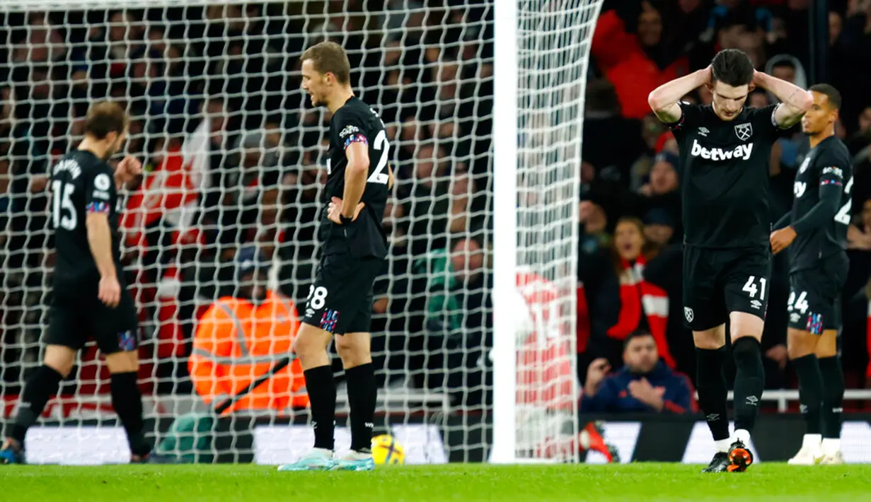 Reaksi para pemain West Ham United usai pemain Arsenal Eddie Nketiah mencetak gol pada pertandingan sepak bola Liga Inggris di Emirates Stadium, London, Inggris, 26 Desember 2022. Arsenal mengalahkan West Ham United dengan skor 3-1. (AP Photo/David Cliff)