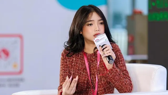 Adu Gaya Formal Fuji Utami dan Ria Ricis Jadi Pembicara di China, Padukan Setelan Blazer dan Rok