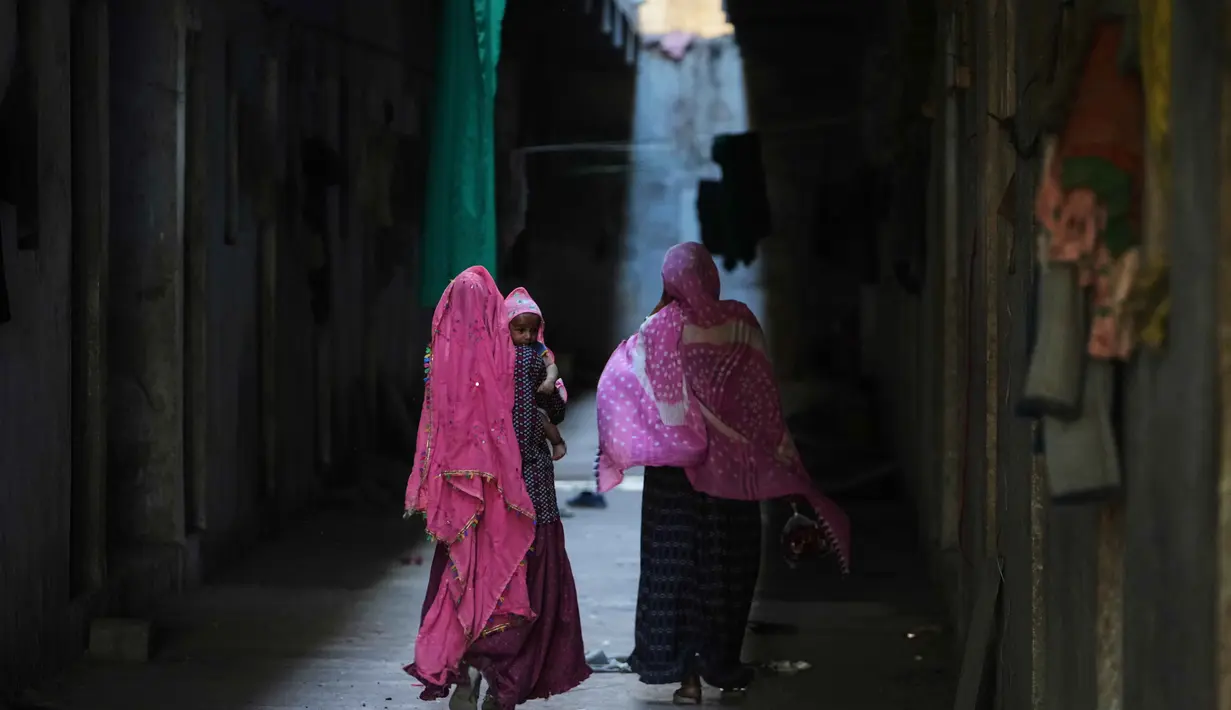 Banyak buruh migran terpaksa memilih pulang ke kampung halaman karena tidak ada pekerjaan. Tampak dalam foto, salah satu keluarga pekerja migran kembali ke tempat tinggal mereka di Morbi, negara bagian Gujarat, India, Rabu 8 April 2026. (AP Photo/Ajit Solanki)