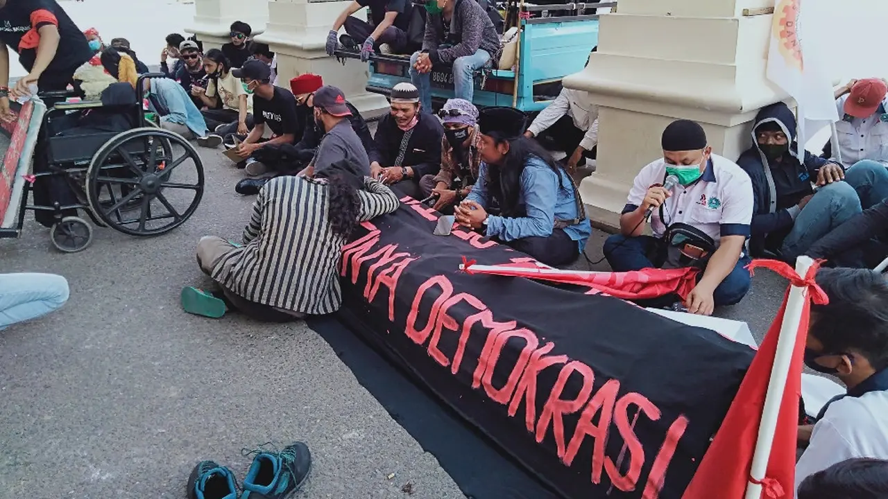 Unjuk Rasa UU Cipta Kerja