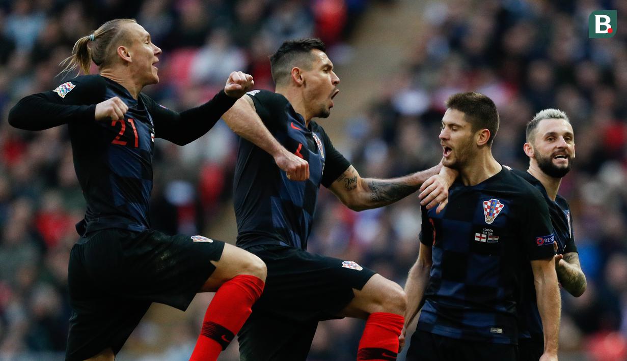 Para pemain Kroasia merayakan gol yang dicetak Andrej Kramaric, ke gawang Inggris pada laga UEFA Nations League di Stadion Wembley, London, Minggu (18/11). Inggris menang 2-1 atas Kroasia. (AFP/Adrian Dennis)