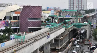 Pemandangan Jalur 5A Light Rail Transit (LRT) Kelapa Gading-Velodrome, Jakarta, Kamis (19/4). Progres pembangunan Jalur 5A LRT Kelapa Gading-Velodrome telah mencapai 70 persen. (Merdeka.com/Iqbal Nugroho)