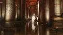 <p>Patung berbentuk tangan terpantul di air di Basilica Cistern era Bizantium di Istanbul, Turki, Rabu, 27 Juli 2022. Tangki bersejarah, yang merupakan yang terbesar di Istanbul, dibangun pada abad ke-6 pada masa pemerintahan Kaisar Bizantium Justinian I. (AP Photo/Emrah Gurel)</p>