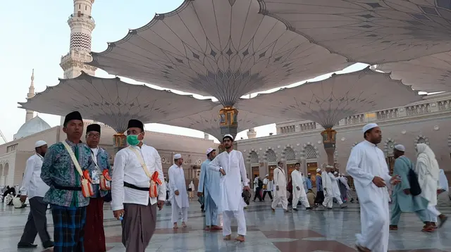 Jemaah haji Indonesia di Masjid Nabawi, Madinah usai melaksanakan sholat subuh. Foto: Darmawan/MCH