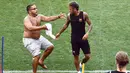 Seorang  fans mengejar penyerang Barcelona, Neymar saat sesi latihan di Red Bull Arena di Harrison, New Jersey, (21/7). Barcelona akan berhadapan dengan Juventus pada ICC 2017. (AFP Photo/Jewel Samad) 
