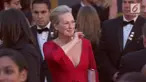 Meryl Streep tampil di ajang piala Oscar 2018 dengan menggunakan gaun merah.