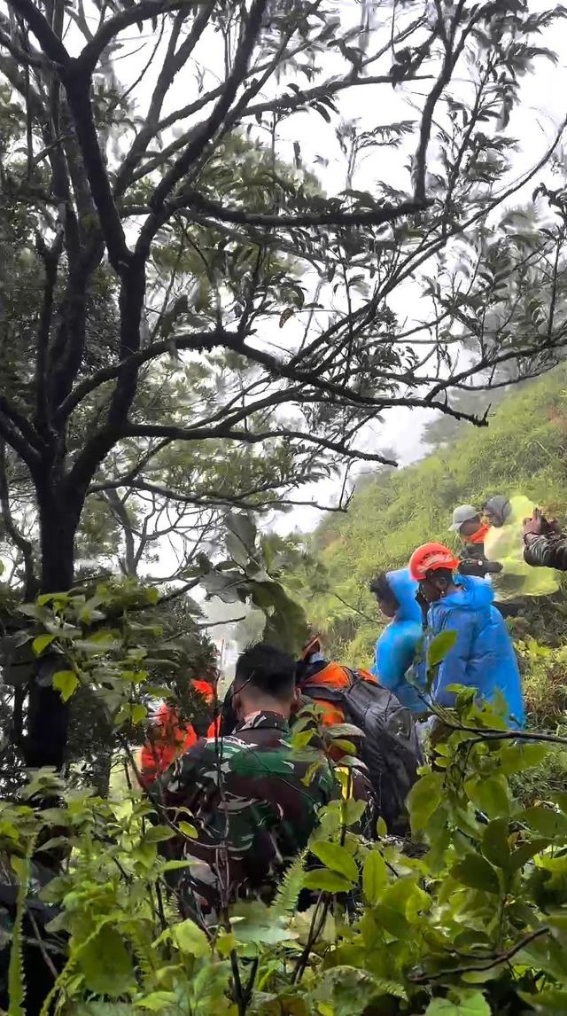 Perjuangan Tim SAR Gabungan Evakuasi Korban Pesawat ATR 42-500: Gelantungan di Helikopter hingga Tebing (foto: Istimewa)
