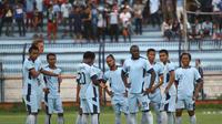 Para pemain Persela Lamongan akan melakoni laga penting melawan Persipura Jayapura dalam laga lanjutan Torabika Soccer Championship presented by IM3 Ooredoo di Stadion Surajaya, Senin (23/5/2016). (Bola.com/Fahrizal Arnas)