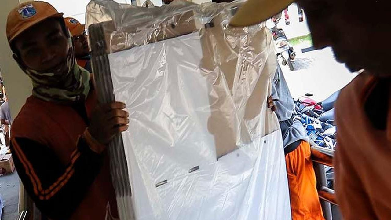 FOTO: Ribuan Bilik dan Kotak Suara Pemilu 2024 Mulai Didistribusikan ke Tingkat Kecamatan