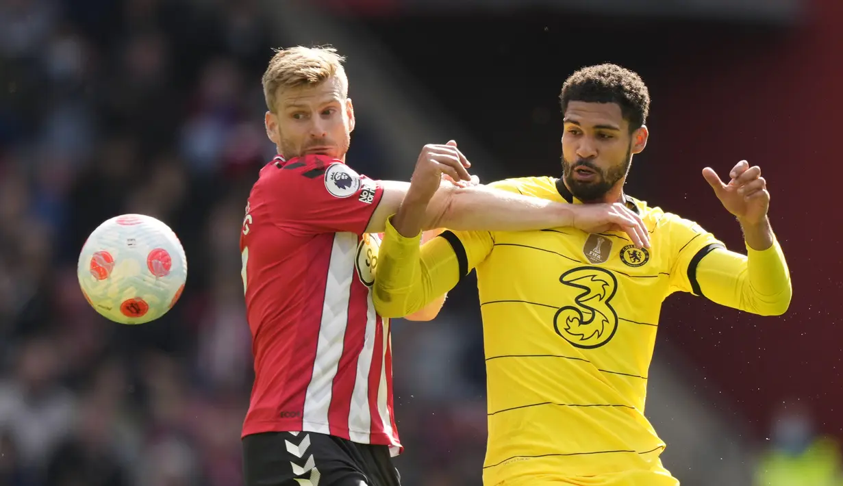 Gelandang Chelsea, Ruben Loftus-Cheek berebut bola dengan pemain Southampton, Stuart Armstrong selama pertandingan lanjutan Liga Inggris di Stadion Saint Mary di Southampton, Sabtu (9/4/2022). Chelsea menang telak atas tuan rumah Southampton 6-0. (AP Photo/Frank Augstein)